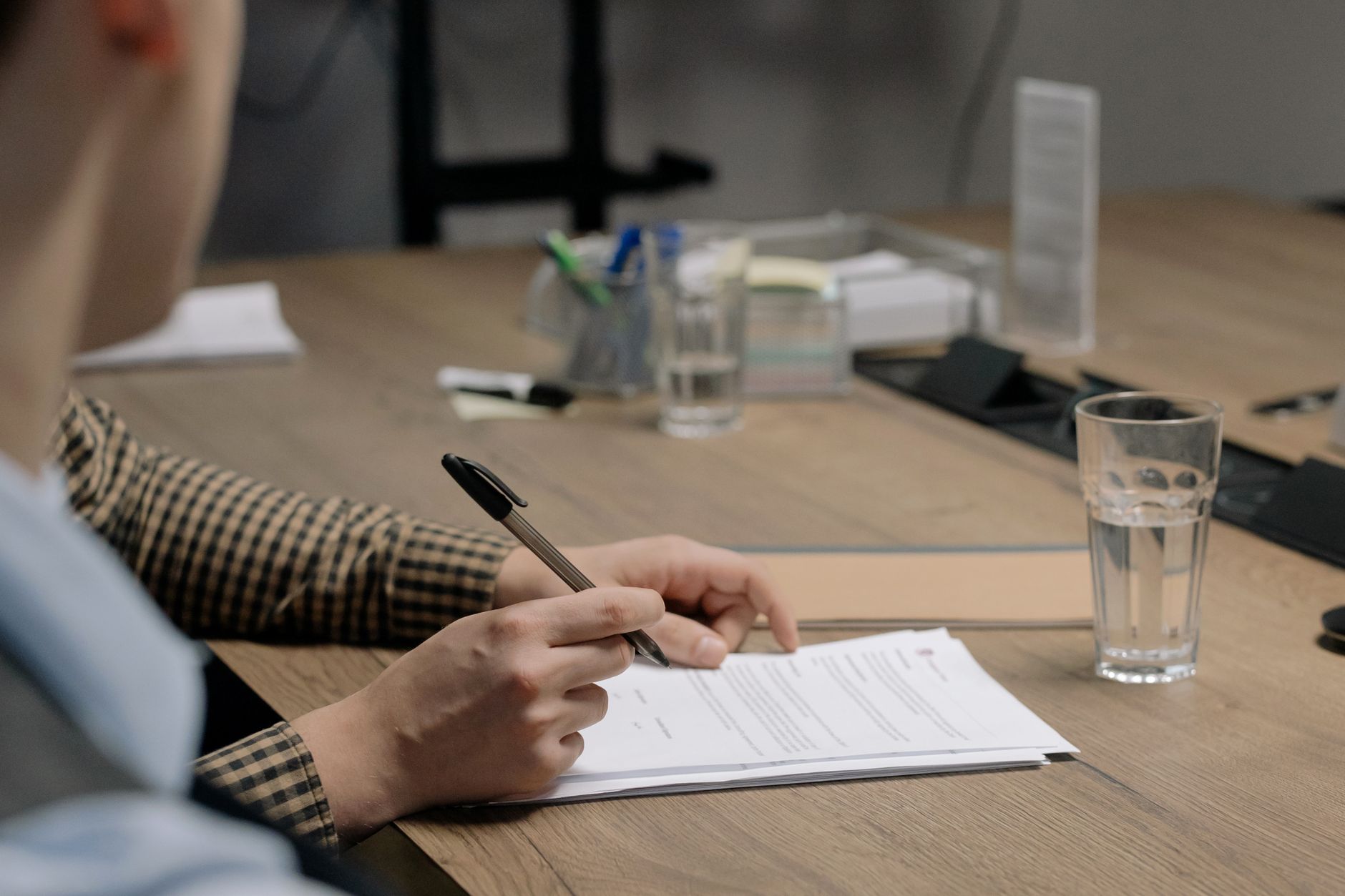 Photo : cottonbro studio / Pexels Des classeurs à levier alignés sur une étagère de bureau, étiquetés à la main