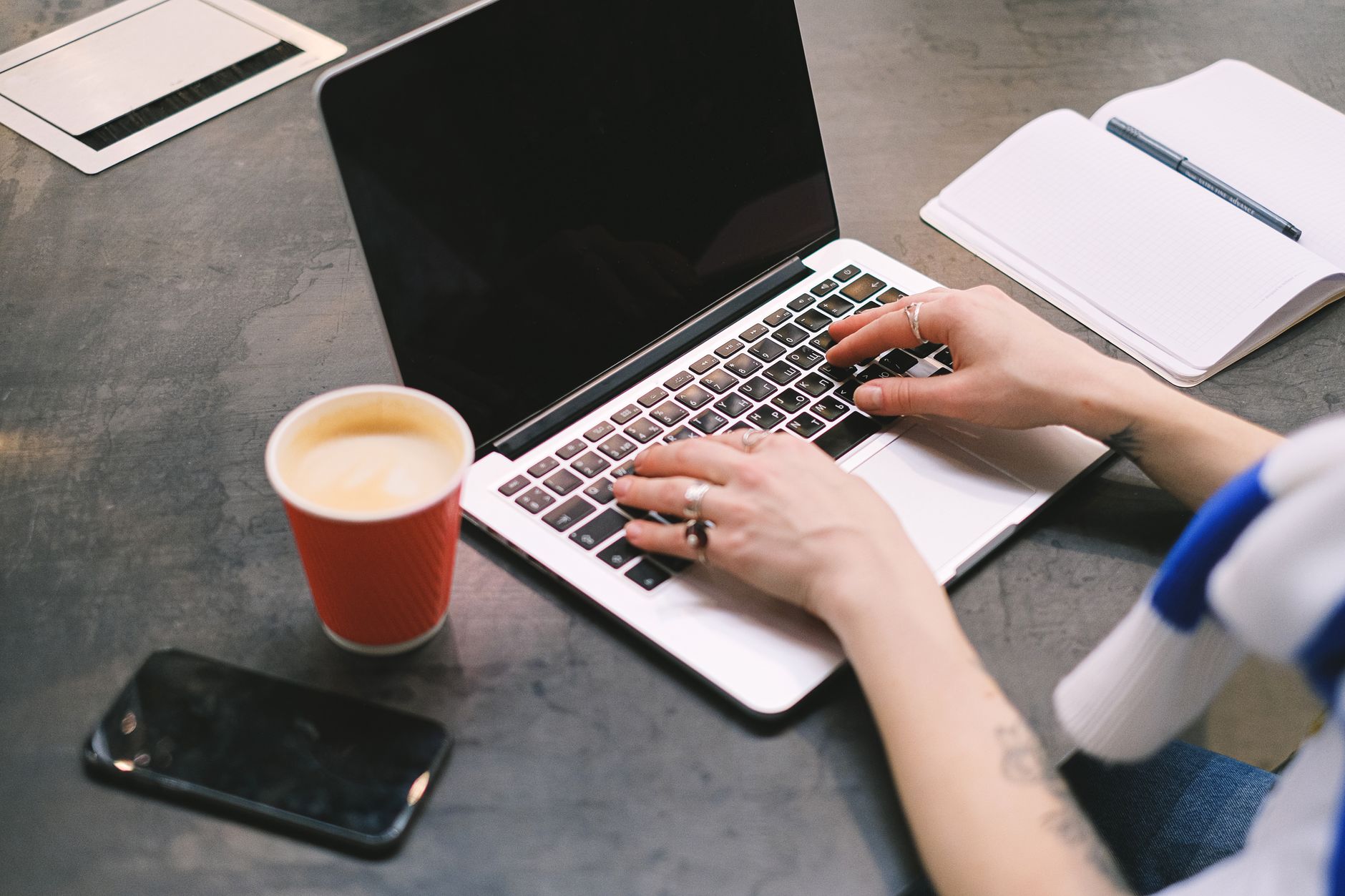 Photo : Anna Shvets / Pexels Des dossiers, un agenda ouvert et un stylo posés sur un bureau en bois