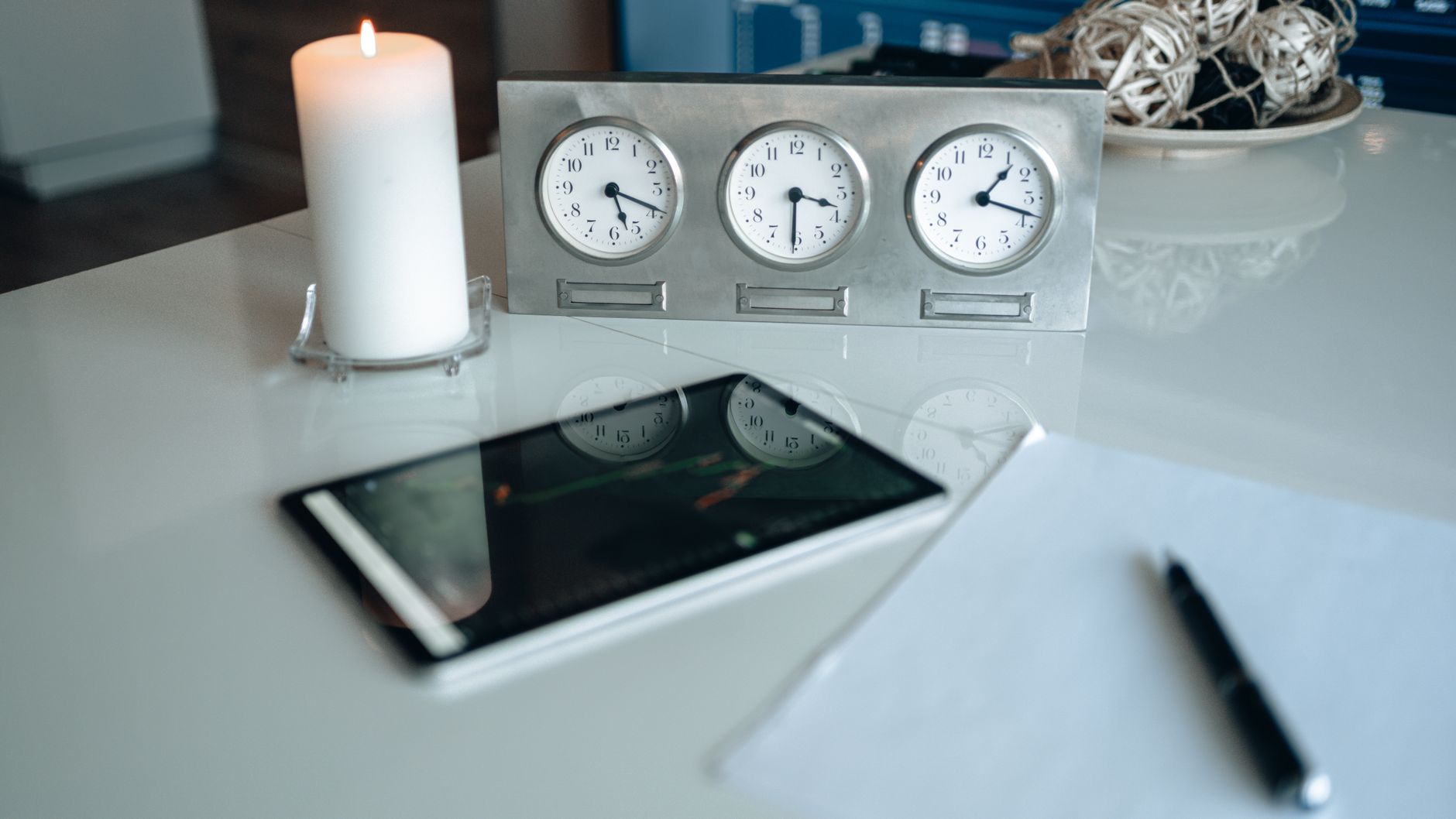 Agenda papier ouvert sur un bureau avec un ordinateur portable et un mug