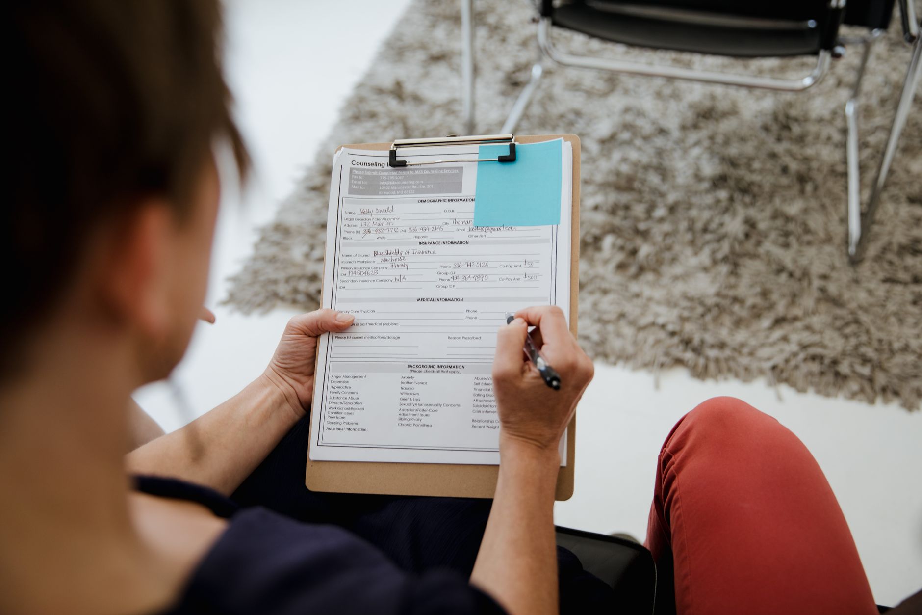 Des formulaires papier annotés et un stylo posés sur un bureau clair